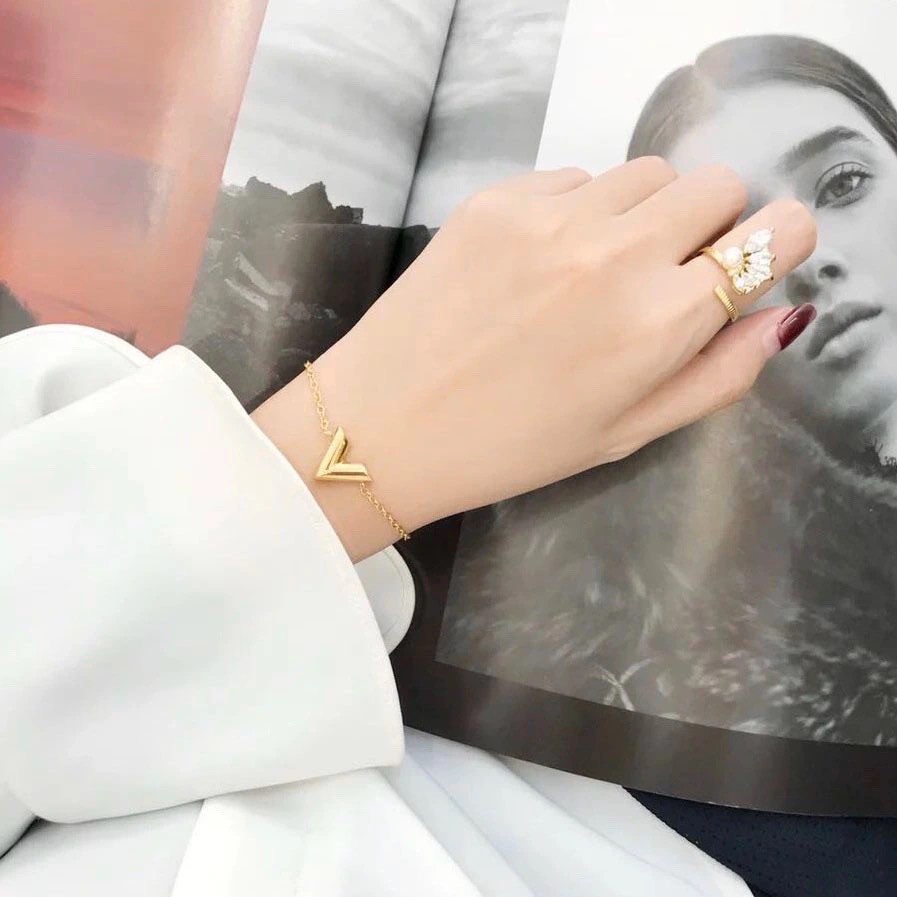 Vòng Tay Thép Titan Không Gỉ Mạ Vàng Hồng 18k Chữ V Đơn Giản Thời Trang Dành Cho Nữ