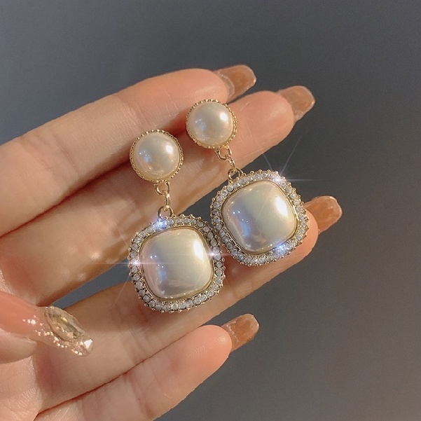 Khuyên tai ngọc trai giả thanh lịch