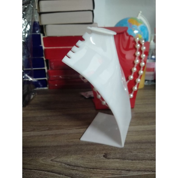 Cổ trưng bày đây chuyền bằng mica