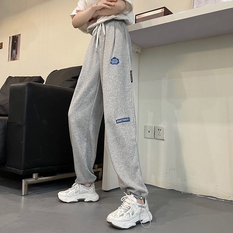 Quần jogger nữ lưng cao họa tiết in hình gấu dập nổi dây rút gấu/ Quần thể thao ống rộng thời trang unisex