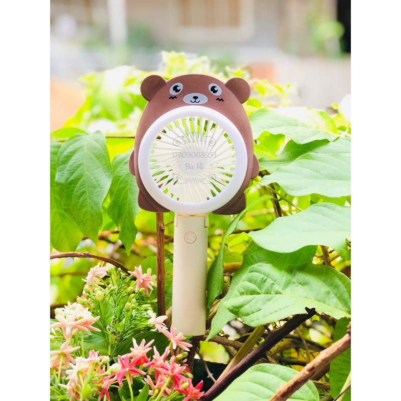 Quạt mini cầm tay 3 cấp độ gió và 1 kiểu đèn.