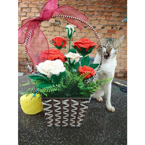 Giỏ hoa hồng len handmade