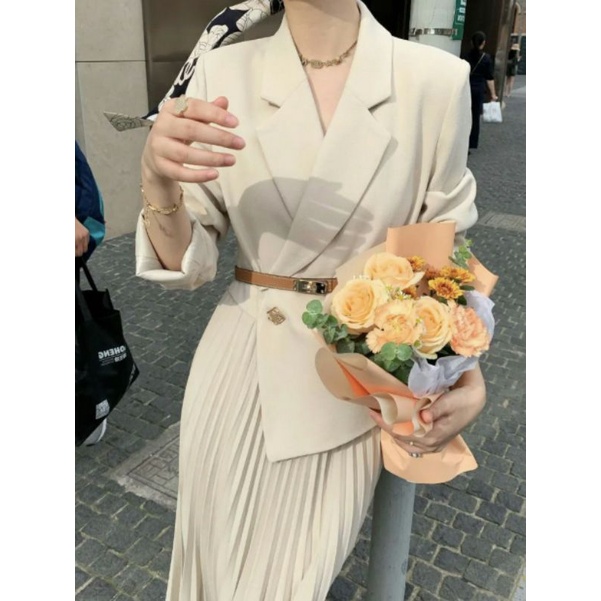 Váy đầm cổ vest dáng xếp ly dài phong cách cổ điển vintage.