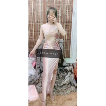 Đầm body sẻ tà đính đá hình thât tư chup