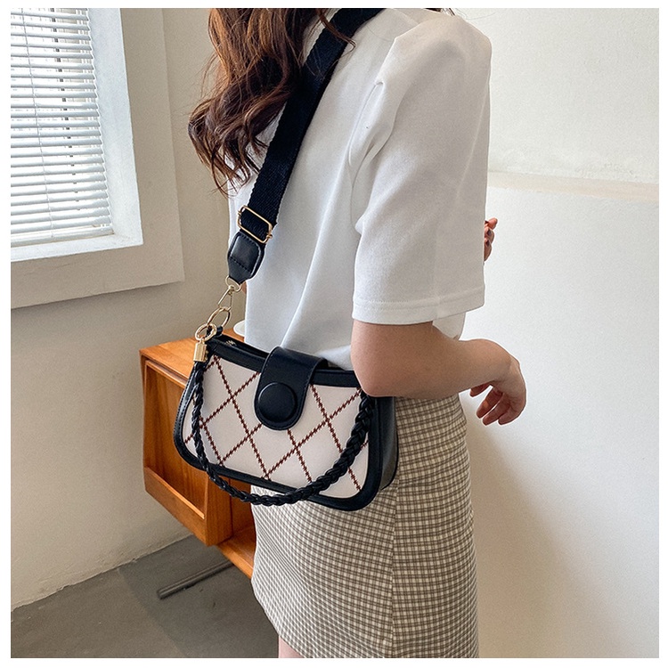 Túi xách nữ đeo chéo họa tiết sọc sang trọng có dây đan trang trí bên trong có khóa kéo, có hai màu đen và trắng