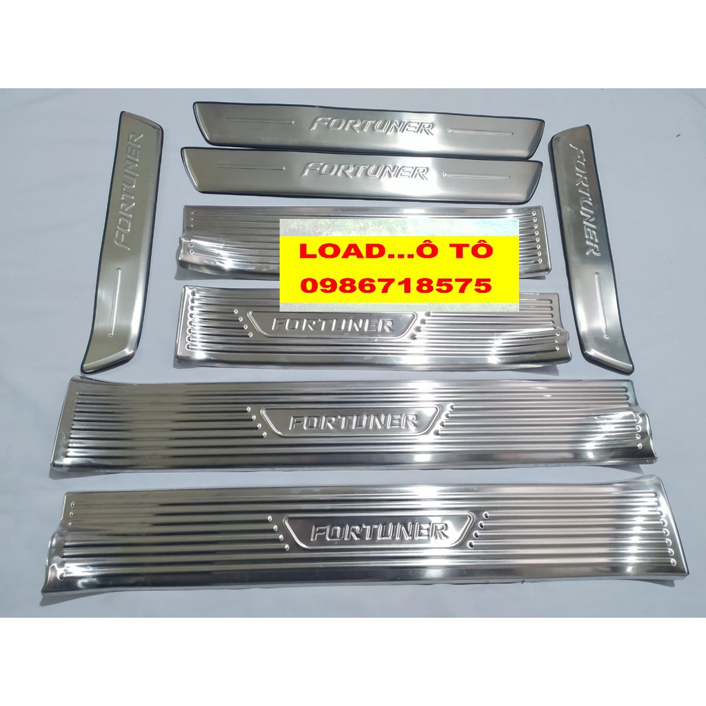 Ốp Bậc Cửa, Nẹp Bước Chân Trong, Ngoài Xe Fortuner 2023-2017 Chất Liệu Inox Cao cấp