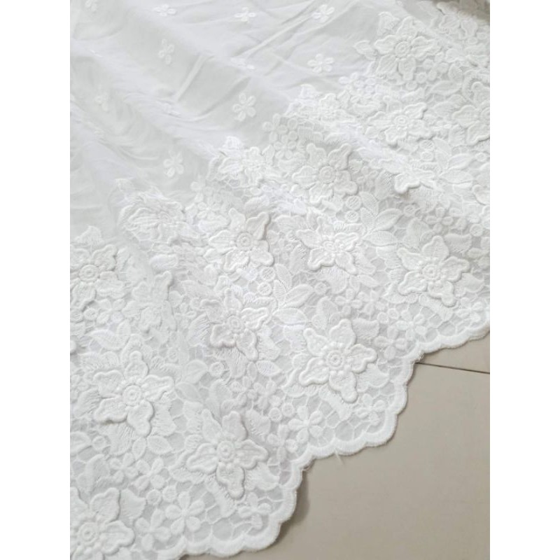 vải thô thêu 2 biên hoa trắng 3d