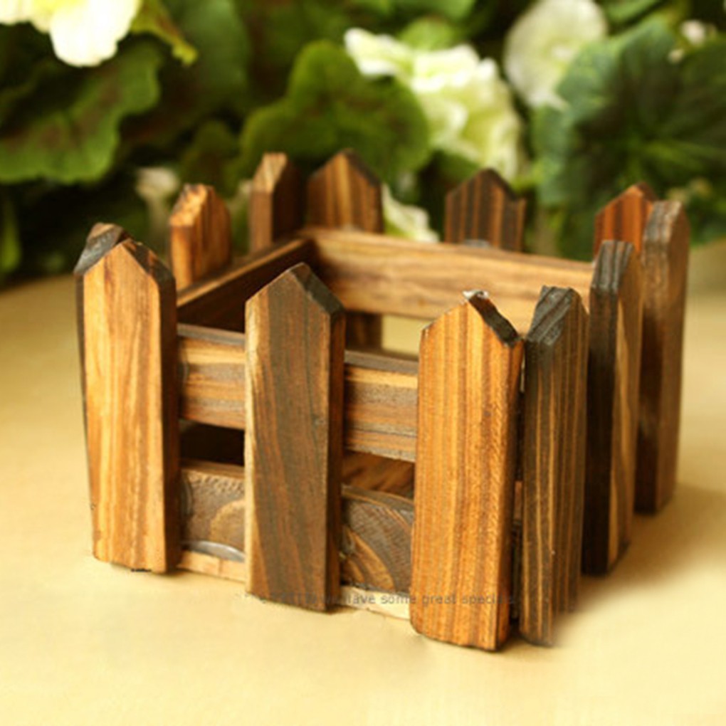 Khung gỗ đựng hoa trang trí vườn