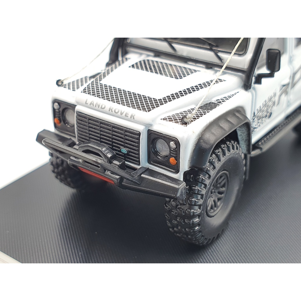 Xe Mô Hình Land Rover Defender 110 Tỉ lệ 1:64 Hãng sản xuất Master ( Trắng )