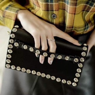 Ví cầm tay Valentino nạm đá