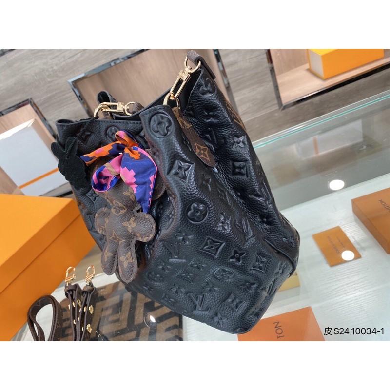 Túi xách nữ, túi hobo da thật cao cấp LV Louis Vuitton đi kèm móc khóa mini siêu xinh