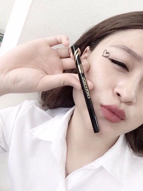 Bút dạ kẻ mắt siêu mảnh lâu trôi Chou Chou Super Easy Eyeliner Brush