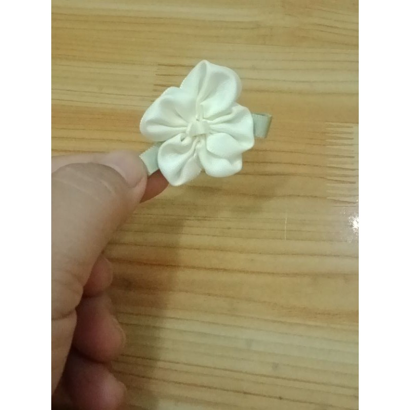 Hoa ruy băng. Nẹp định hình mũi.