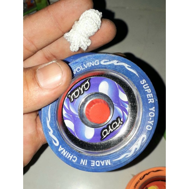 Một con quay s_Yo_Yo_s bằng nhựa và kim loại