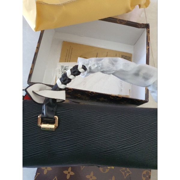 Pass túi đen khóa V