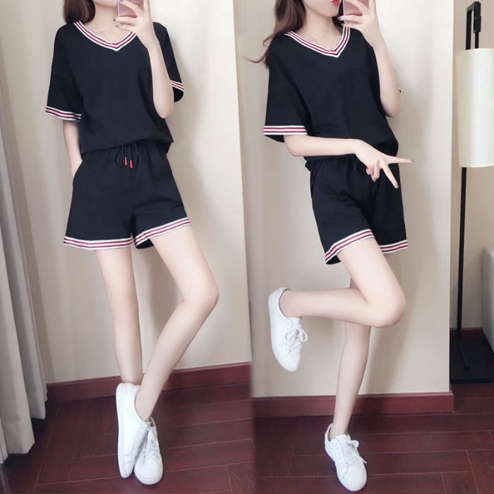 Bộ trang phục thể thao gồm áo thun tay ngắn và quần đùi năng động thời trang cho nữ