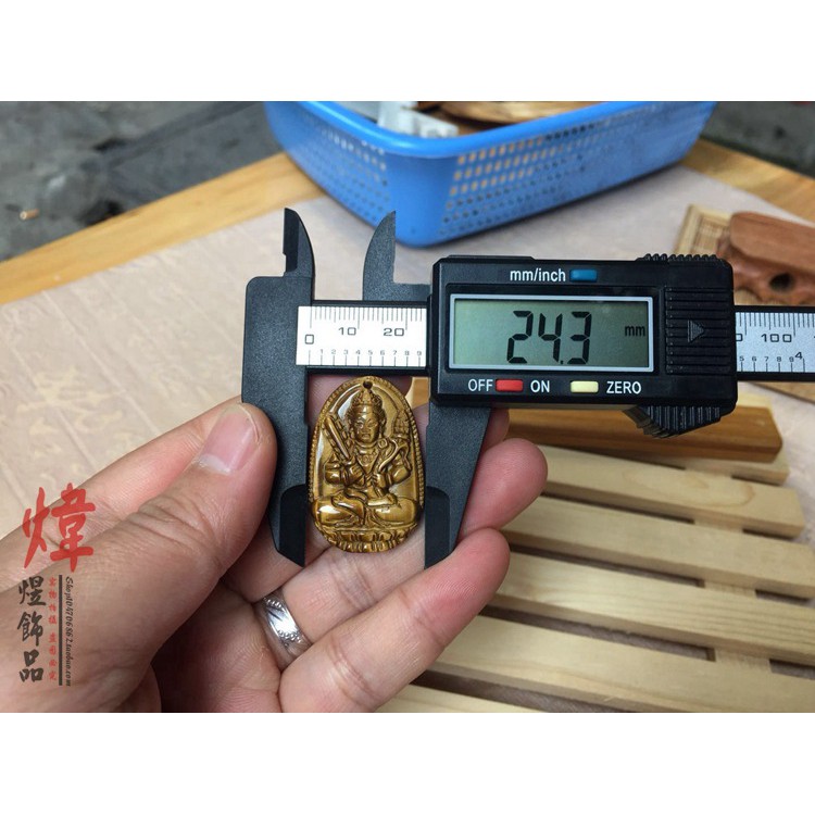 Mặt dây chuyền phật Đại Nhật Như Lai size nhỏ mầu hổ phách - Bản mệnh người tuổi Thân, tuổi Mùi
