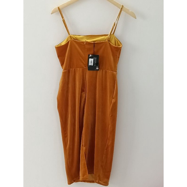 Đầm nhung body 2 dây của Rose, màu vàng