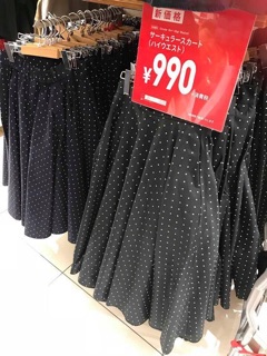 Chân váy chấm bi Uniqlo