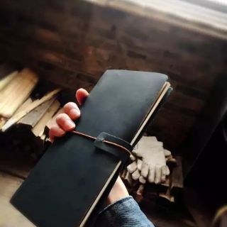 Sổ A5 da bò màu đen.