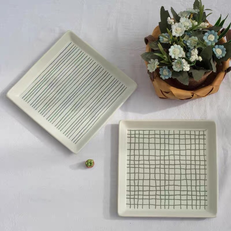 Đĩa gốm sứ hình vuông hoạ tiết kẻ vẽ tay thủ công vintage