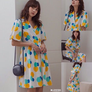 Đầm bi xoè cổ vest
