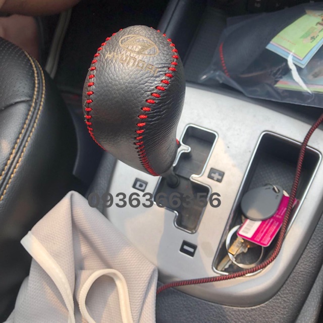 DA BÒ TỰ NHIÊN - Bọc cần số Hyundai i30 / tucson/ Avante /Elantra / ACCENT 2010-2015 (số tự động) khắc logo theo hãng xe
