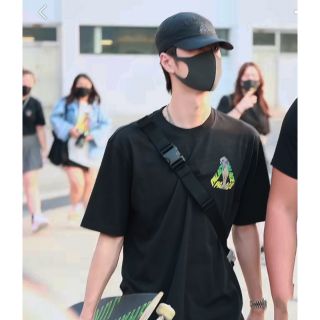 Áo Thun Đen Vương Nhất Bác, Wang Yibo