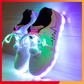 Giày phát sáng màu trắng nhịp tim màu đen phát sáng 7 màu 11 chế độ đèn led tặng kèm dây giày phát sáng (video thật)