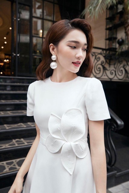 Đầm xoè kết hoa thuỷ tiên