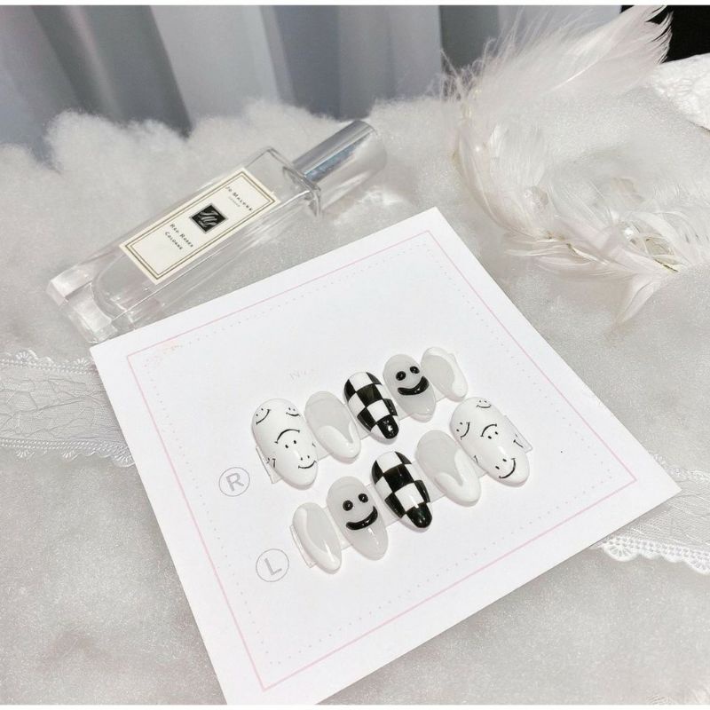 Nailbox thiết kế vẽ hoạ tiết mặt cười