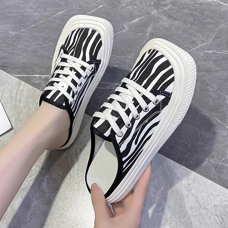 Giày sục nữ mũi vuông nhiều màu cá tính. Chất liệu vải mềm đi êm chân, không gây mùi, thoáng khí. Dễ phối đồ