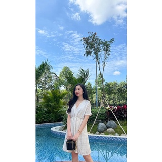 Đầm trắng cổ V
