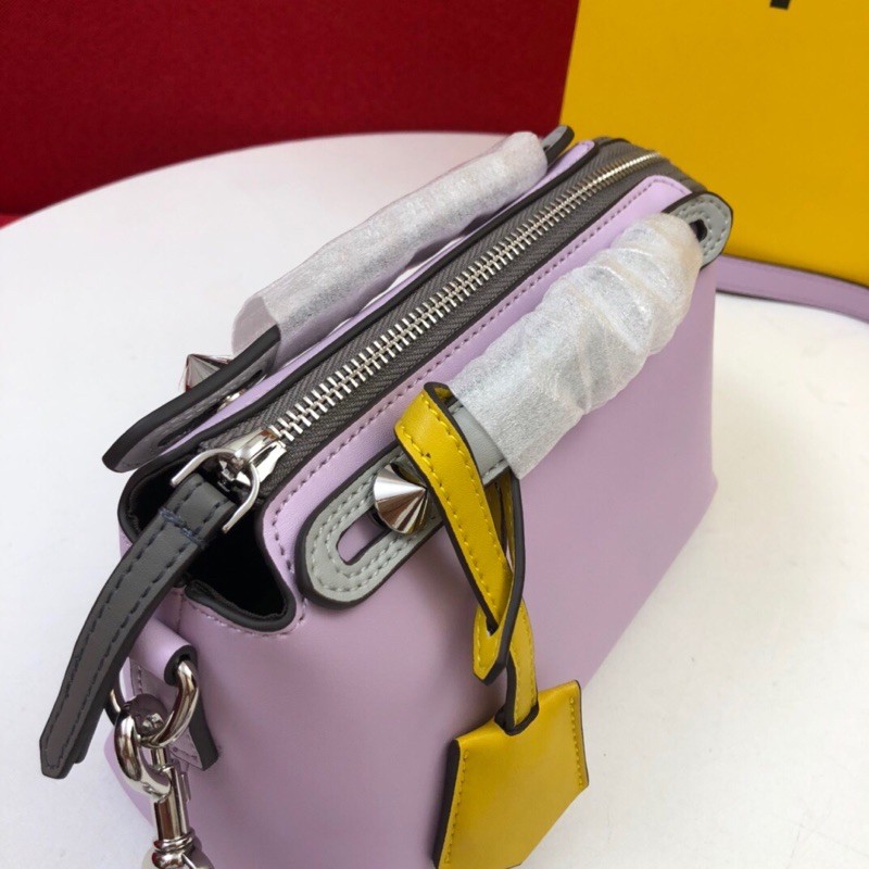 Túi xách thời trang nữ cao cấp FENDI thiết kế có lớp lót rộng, tay cầm cà dây đeo vai có thể điều chỉnh, tháo rời.