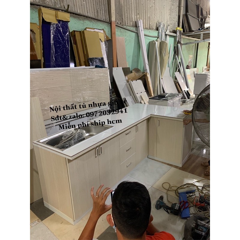 tủ bếp hình L có dán gạch