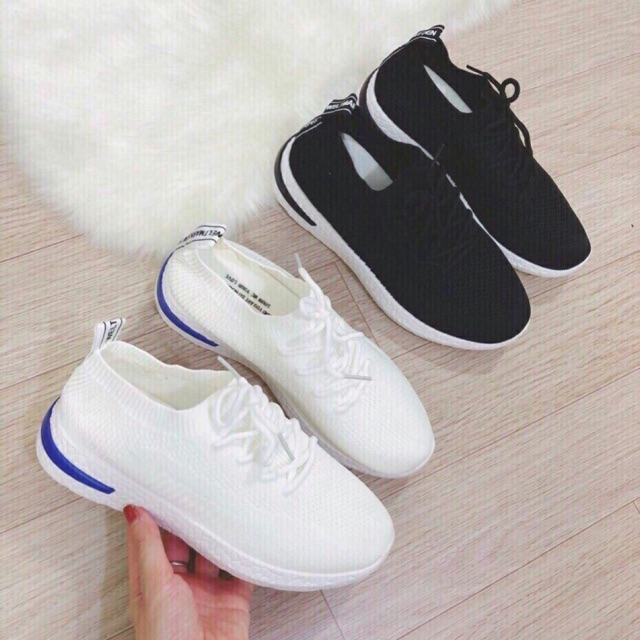 Giày thể thao kẻ gót có dây