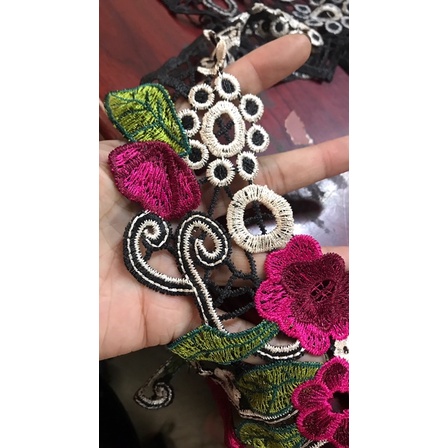 Cổ thêu hoa lệch bên m11