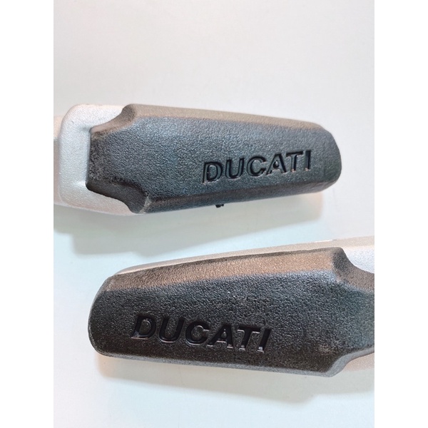 Cặp gác chân sau mẫu Ducati siêu đẹp, lắp thông dụng cho xe Honda & Yamaha