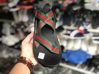 Dép chaco kẻ guci