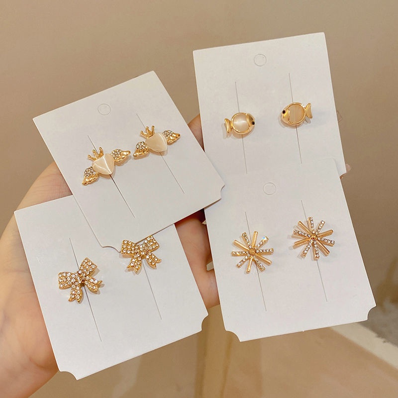 Phụ Kiện Cố Định Cổ Áo Không Đường May Tiện Dụng