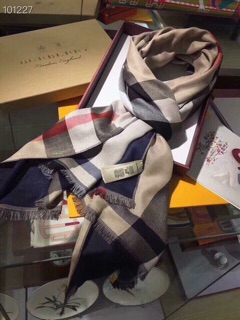 Khăn kẻ Burbery full box 300k có bill