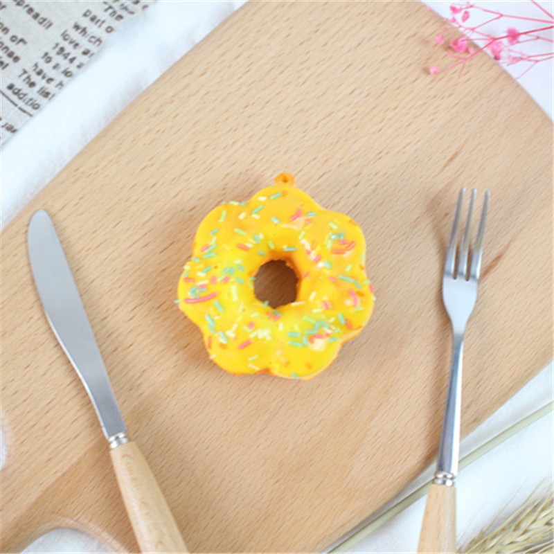 Đồ Chơi Bóp Nén Hình Bánh Donut Dễ Thương 6cm
