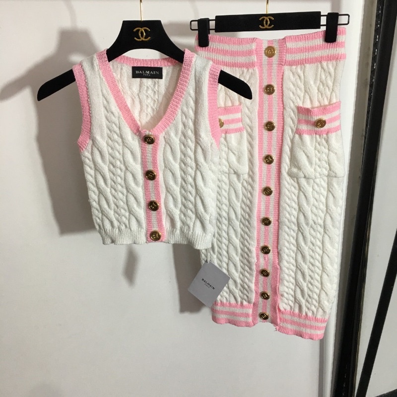 Set trang phục len cho nữ thương hiệu Balmain gồm áo len ba lỗ croptop và chân váy len dài ôm