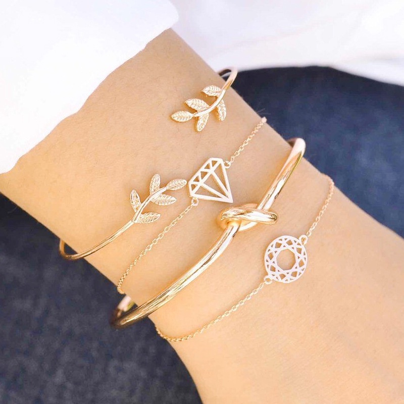Set 4 Vòng Tay Mạ Vàng Thời Trang Cho Nữ Kiểu Dáng Khác Nhau