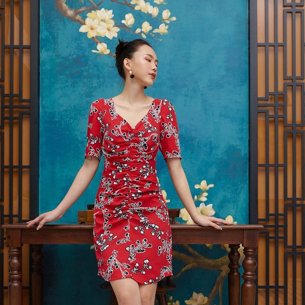 Đầm Hoa Đỏ Khoét Lưng EDINI - D1349 | BigBuy360 - bigbuy360.vn