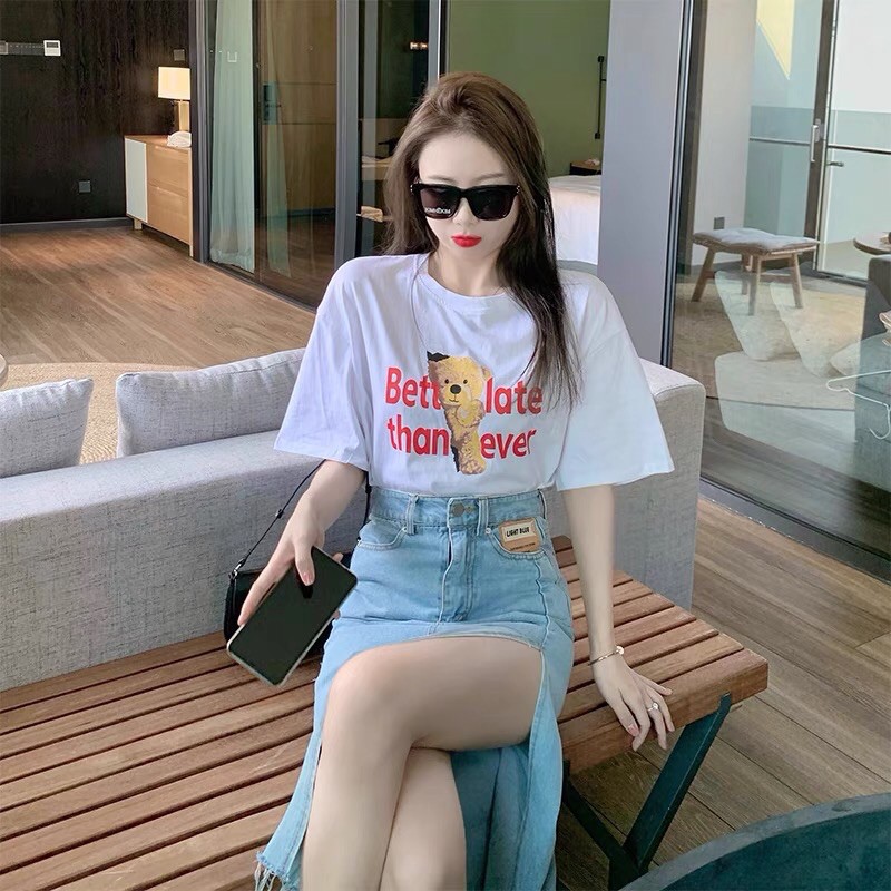 Chân váy bò jeans dáng dài cho nữ xẻ tà 1 bên lưng cao + áo phông gấu ngắn tay