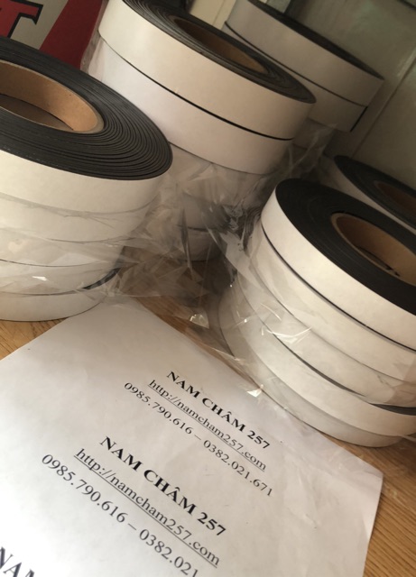 [Xả Kho] Nam châm dẻo cuộn có băng keo khổ w25x16x10000mm, nam châm dẻo chất lượng tốt dễ sử dụng.