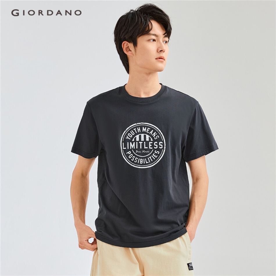 Áo thun GIORDANO 13092201 cổ tròn tay ngắn in họa tiết dấu bưu điện thời trang dành cho nam