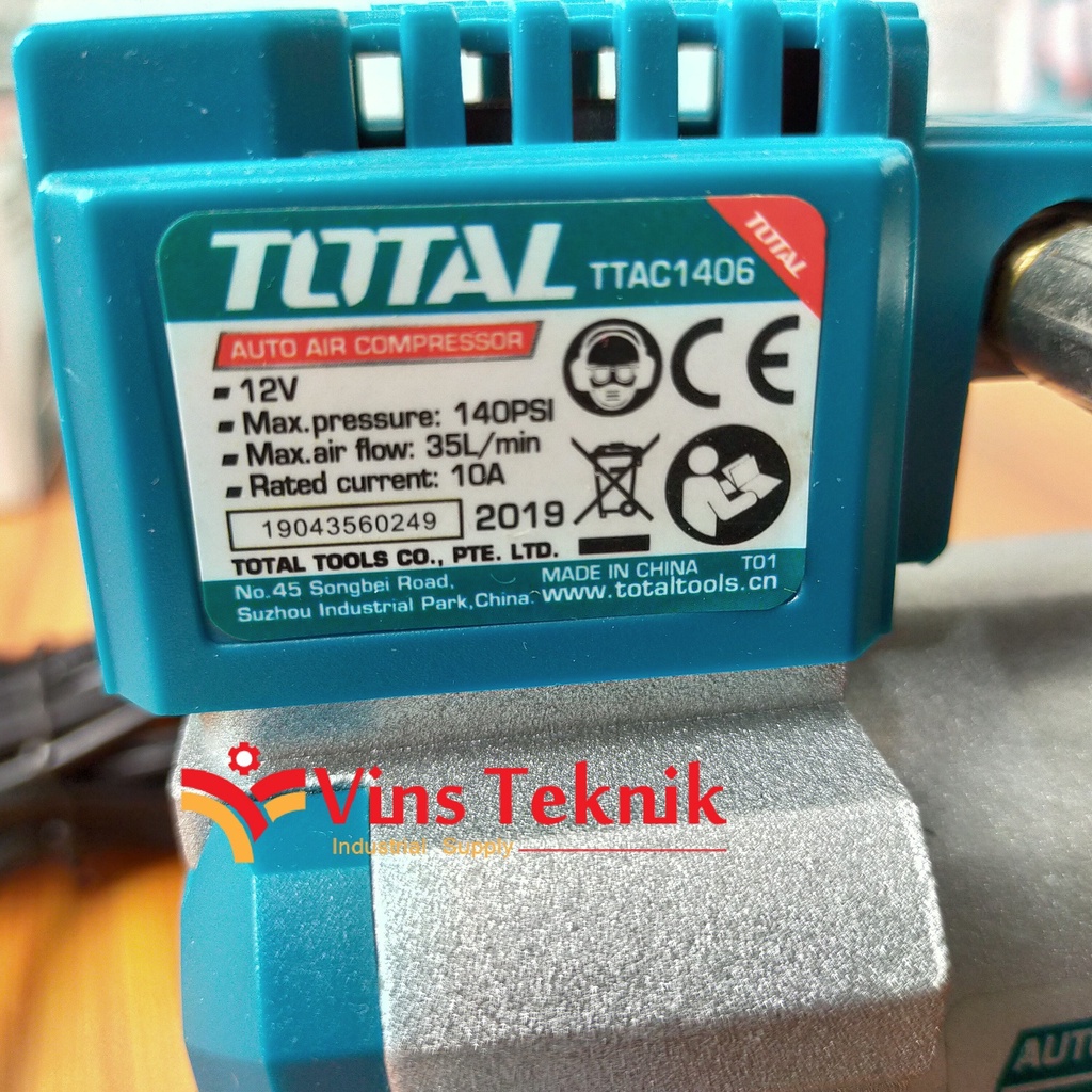 Dụng Cụ Bơm Hơi và Kiểm Tra Hơi Lốp Xe ôtô  12V Total TTAC1406 Kèm 1 đèn Led, dây nguồn 3M,1 pin kẹp và 4 vòi phun