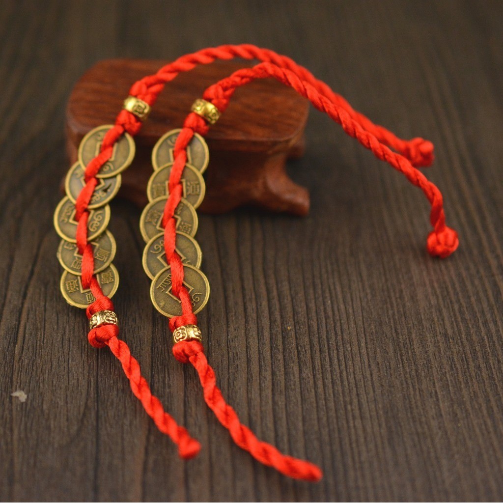 Vòng tay dây bện đỏ thiết kế mặt 3 đồng tiền mang lại may mắn | BigBuy360 - bigbuy360.vn